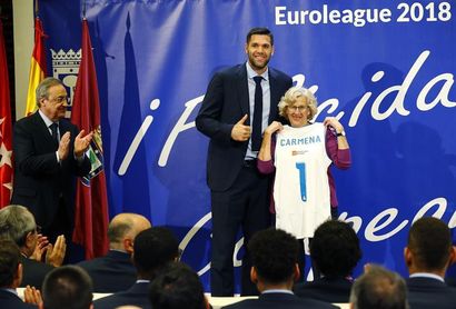 Manuela Carmena recibe a la plantilla del Real Madrid de baloncesto Manuela Carmena recibe a la plantilla del Real Madrid de baloncesto