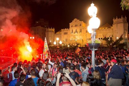 El Ayuntamiento de Huesca celebra el ascenso del equipo de la ciudad El Ayuntamiento de Huesca celebra el ascenso del equipo de la ciudad