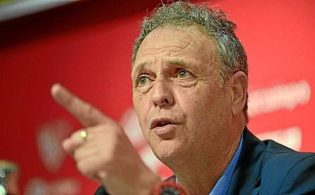 Joaquín Caparrós, durante una rueda de prensa con el Sevilla. Joaquín Caparrós, durante una rueda de prensa con el Sevilla.