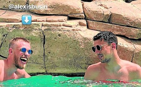 Lenglet, a la derecha, disfruta de sus vacaciones junto a Alexis Busin, su amigo y ex compañero en el Nancy. Lenglet, a la derecha, disfruta de sus vacaciones junto a Alexis Busin, su amigo y ex compañero en el Nancy.