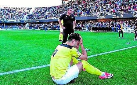 Imágenes del descenso del Écija a Tercera División en la última jornada de liga. Imágenes del descenso del Écija a Tercera División en la última jornada de liga.