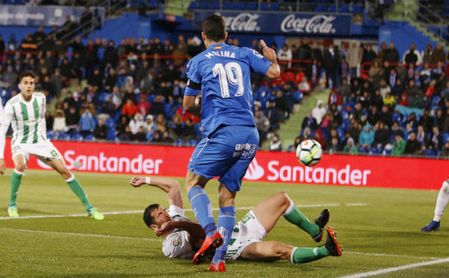 Jorge Molina encara a un jugador del Betis. Jorge Molina encara a un jugador del Betis.