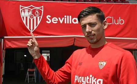 Lenglet se reúne con Caparrós y Machín en Sevilla. Lenglet se reúne con Caparrós y Machín en Sevilla.