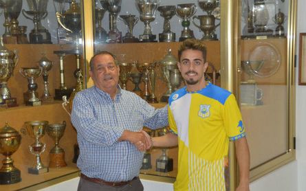 Pavón posa junto al presidente del Coria CF. Pavón posa junto al presidente del Coria CF.