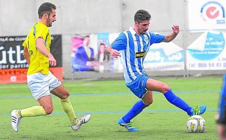 Antonio Hernández Leo ´Toni´ (derecha) controla el esférico en un choque de la 16/17. Antonio Hernández Leo ´Toni´ (derecha) controla el esférico en un choque de la 16/17.