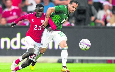 Andrés Guardado pugna con Pione Sisto durante el amistoso Dinamarca-México Andrés Guardado pugna con Pione Sisto durante el amistoso Dinamarca-México