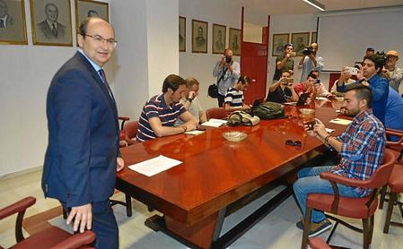 José Castro, durante la reunión informativa sobre la campaña de abonados a los medios. José Castro, durante la reunión informativa sobre la campaña de abonados a los medios.