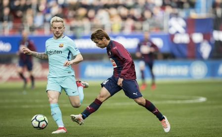 Takashi Inui ante el FC Barcelona. Takashi Inui ante el FC Barcelona.