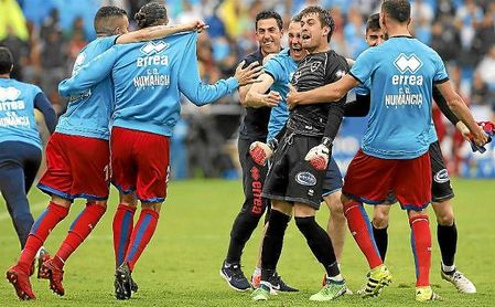 Aitor Fernández celebra con sus compañeros el pase al último ´play off´ por el ascenso. Aitor Fernández celebra con sus compañeros el pase al último ´play off´ por el ascenso.