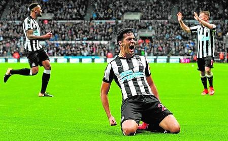 Mikel Merino, que cumplirá 22 años en nueve días, celebra su único gol (en 25 partidos oficiales) con la camiseta del Newcastle. Mikel Merino, que cumplirá 22 años en nueve días, celebra su único gol (en 25 partidos oficiales) con la camiseta del Newcastle.