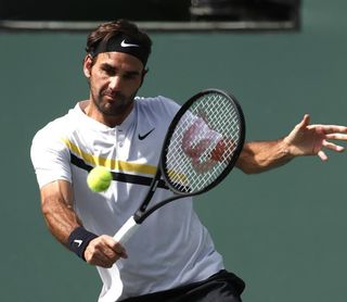 Roger Federer vence a Mischa Zverev en su debut Roger Federer vence a Mischa Zverev en su debut