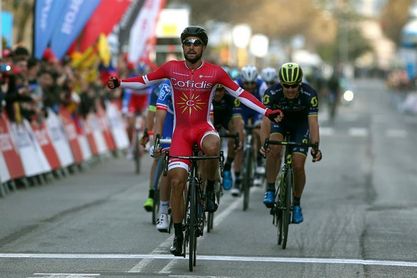 Bouhanni gana al sprint la primera etapa Bouhanni gana al sprint la primera etapa