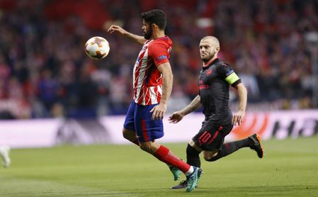 Wilshere lucha con Costa un balón. Wilshere lucha con Costa un balón.