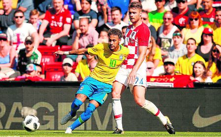 Caleta-Car, con el dorsal 24, forcejea con Neymar durante un amistoso previo al Mundial de Rusia. Caleta-Car, con el dorsal 24, forcejea con Neymar durante un amistoso previo al Mundial de Rusia.