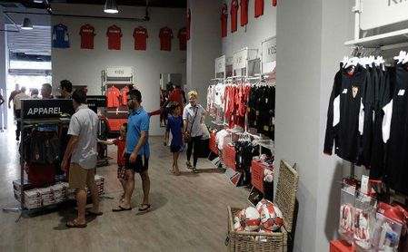 Imagen de la tienda oficial del Sevilla en su estadio. Imagen de la tienda oficial del Sevilla en su estadio.