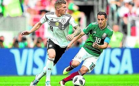 Andrés Guardado acusa a Neymar de exagerar las faltas y pide frenarlo