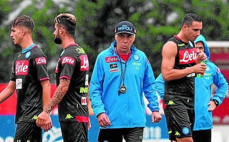 Carlo Ancelotti, durante un entrenamiento de pretemporada con el Nápoles. Carlo Ancelotti, durante un entrenamiento de pretemporada con el Nápoles.