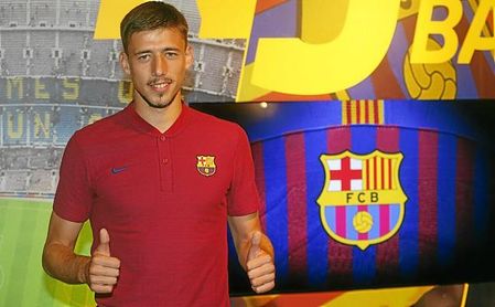 Lenglet ya posa como nuevo jugador del FC Barcelona. Lenglet ya posa como nuevo jugador del FC Barcelona.