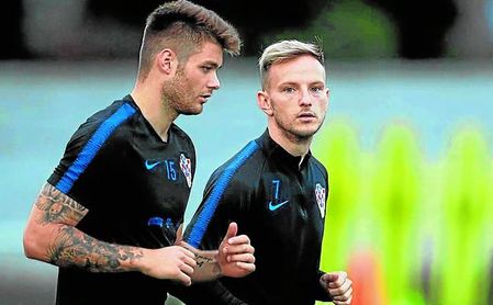 Caleta-Car y Rakitic, durante una sesión con Croacia, que este domingo disputará la final del Mundial ante Francia. Caleta-Car y Rakitic, durante una sesión con Croacia, que este domingo disputará la final del Mundial ante Francia.
