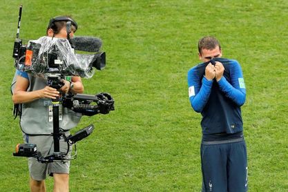 Griezmann, Lucas y Lemar, fotografía de campeones del mundo atléticos Griezmann, Lucas y Lemar, fotografía de campeones del mundo atléticos