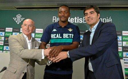Serra Ferrer y Ángel Haro escoltar a William Carvalho en su presentación como bético. Serra Ferrer y Ángel Haro escoltar a William Carvalho en su presentación como bético.
