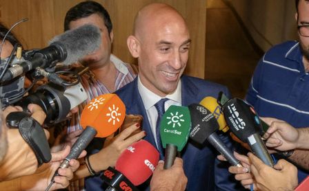 Rubiales comparece ante los medios. Rubiales comparece ante los medios.