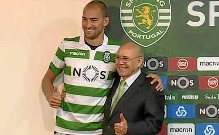 Imagen de la presentación de Dost como ´nuevo´ jugador del Sporting, en la mañana de este sábado. Imagen de la presentación de Dost como ´nuevo´ jugador del Sporting, en la mañana de este sábado.