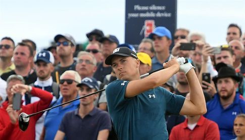 Tres estadounidenses comparten el liderato y Tiger Woods despierta la emoción Tres estadounidenses comparten el liderato y Tiger Woods despierta la emoción