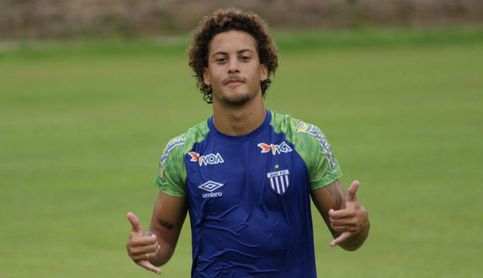 Guga, quien interesa al Sevilla, durante un entrenamiento con su club. Guga, quien interesa al Sevilla, durante un entrenamiento con su club.