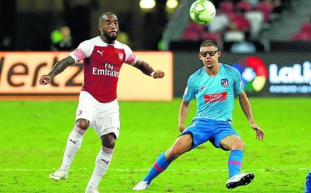 El joven zaguero sevillano Montero presiona a Lacazette, en el reciente amistoso entre el Atlético de Madrid y Arsenal. El joven zaguero sevillano Montero presiona a Lacazette, en el reciente amistoso entre el Atlético de Madrid y Arsenal.