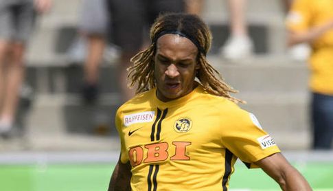 Mbabu, durante un partido con su actual equipo, el Young Boys. Mbabu, durante un partido con su actual equipo, el Young Boys.