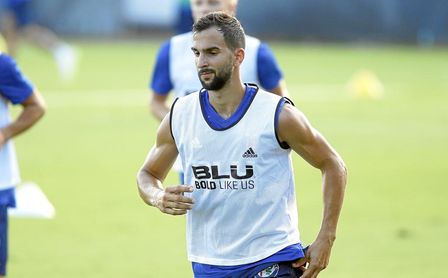 Montoya, durante un entrenamiento con el Valencia CF. Montoya, durante un entrenamiento con el Valencia CF.