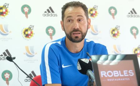 Pablo Machín, entrenador del Sevilla, durante la rueda de prensa previa a la Supercopa de España. Pablo Machín, entrenador del Sevilla, durante la rueda de prensa previa a la Supercopa de España.