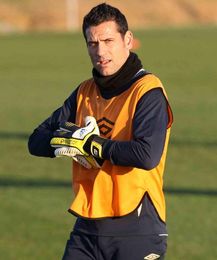 Palop se ajusta los guantes durante un entrenamiento. Palop se ajusta los guantes durante un entrenamiento.