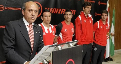 El Sevilla ha presentado, de momento, su segunda equipación de la próxima temporada. El Sevilla ha presentado, de momento, su segunda equipación de la próxima temporada.