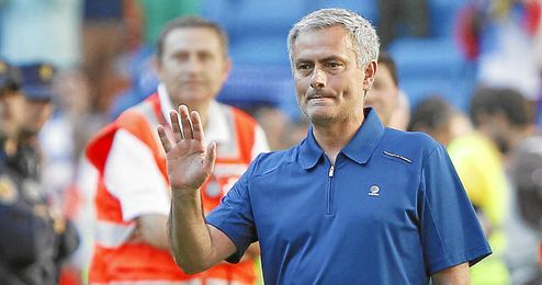 Mourinho saltó al campo para saludar al fondo sur del Bernabéu. Mourinho saltó al campo para saludar al fondo sur del Bernabéu.