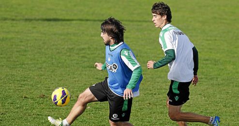 Los dos jugadores béticos con pasado rojiblanco en un entrenamiento de esta temporada. Los dos jugadores béticos con pasado rojiblanco en un entrenamiento de esta temporada.