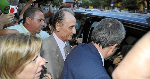 Lopera, a la salida de su primera comparecencia por este caso en el año 2010. Lopera, a la salida de su primera comparecencia por este caso en el año 2010.