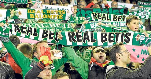 La afición verdiblanca animando. La afición verdiblanca animando.