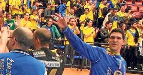 El guardameta sevillano Jorge Oliva, a la derecha, celebrando el ascenso con sus compañeros del Ángel Ximénez. El guardameta sevillano Jorge Oliva, a la derecha, celebrando el ascenso con sus compañeros del Ángel Ximénez.
