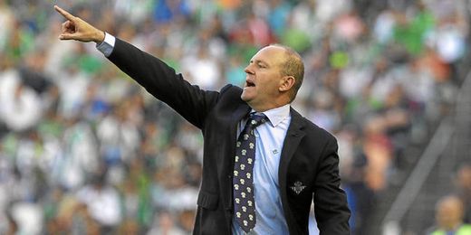 Pepe Mel dando instrucciones a sus futbolistas en el pasado encuentro frente al Zaragoza. Pepe Mel dando instrucciones a sus futbolistas en el pasado encuentro frente al Zaragoza.