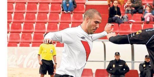 El central y capitán del Sevilla Atlético ´Pichu´ Atienza abandona la disciplina nervionense a final de mes. El central y capitán del Sevilla Atlético ´Pichu´ Atienza abandona la disciplina nervionense a final de mes.
