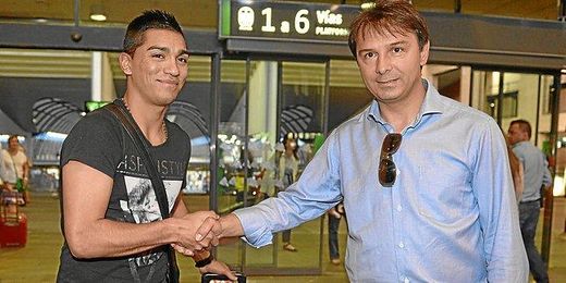 Lorenzo Reyes posa junto a Vlada Stosic a su llegada a la estación de Santa Justa. Lorenzo Reyes posa junto a Vlada Stosic a su llegada a la estación de Santa Justa.