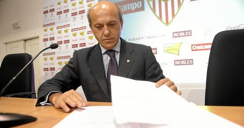 La plataforma ´Voz del Sevillismo´ ha pedido hoy la dimisión de José María del Nido. La plataforma ´Voz del Sevillismo´ ha pedido hoy la dimisión de José María del Nido.