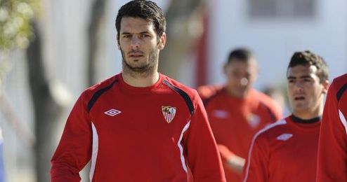 Emir Spahic tendrá que regresar al Sevilla tras no haber hecho efectiva el Anzhi la opción de compra sobre él. Emir Spahic tendrá que regresar al Sevilla tras no haber hecho efectiva el Anzhi la opción de compra sobre él.