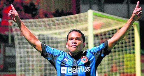 El delantero Carlos Bacca celebra un tanto con la elástica del Brujas. El delantero Carlos Bacca celebra un tanto con la elástica del Brujas.