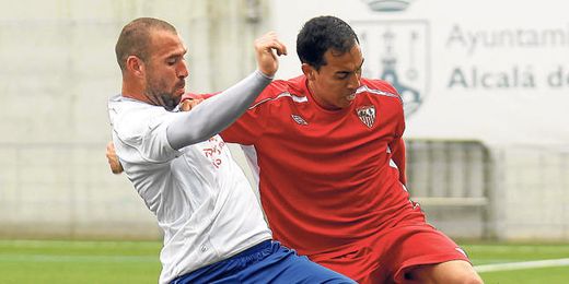 El alcalareño Jorge Vázquez pugna con el sevillista Branco. El alcalareño Jorge Vázquez pugna con el sevillista Branco.
