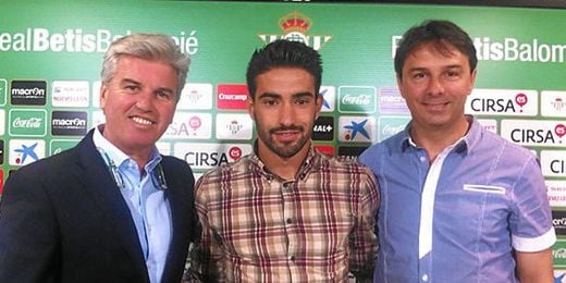 En la imagen, el nuevo refuerzo bético Chuli posa con el presidente Miguel Guillén y el director deportivo Vlada Stosic. En la imagen, el nuevo refuerzo bético Chuli posa con el presidente Miguel Guillén y el director deportivo Vlada Stosic.