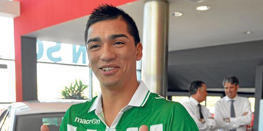 El centrocampista chileno Lorenzo Reyes, durante su presentación como nuevo jugador del Betis. El centrocampista chileno Lorenzo Reyes, durante su presentación como nuevo jugador del Betis.