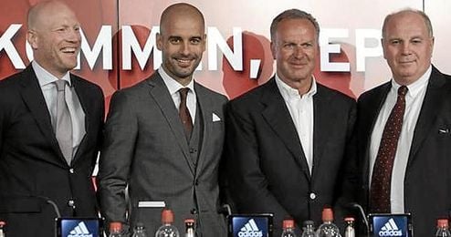 Guardiola junto a los directivos del Bayern Munich. Guardiola junto a los directivos del Bayern Munich.